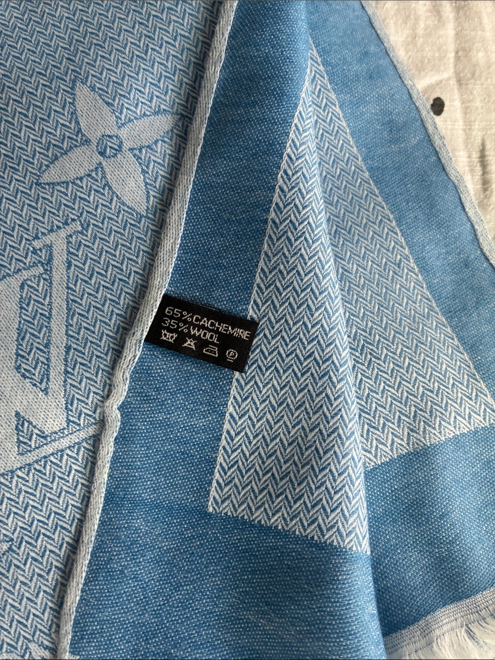 LV Pashmina - Picture 3 of 5